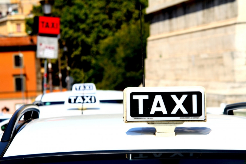 taxis-PIERLAS-min_taxi_auto_rome_road_white-1051610